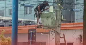 Moradores flagram furto em rede elétrica em plena luz do dia no Centro de Maricá