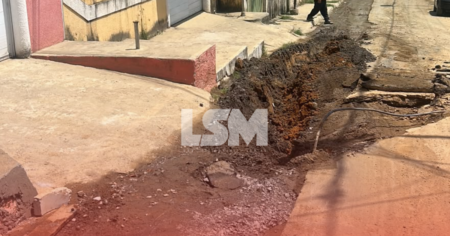 Caminhão de lixo fica atolado, deixa buraco na rua e impede morador de sair com carro em Inoã