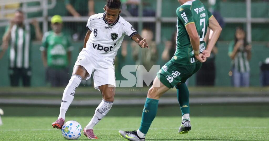 Botafogo recebe a Chapecoense no Nilton Santos e busca encerrar sequência sem vitórias no Brasileirão