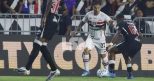 Vasco enfrenta o São Paulo no Morumbis para ampliar distância da zona de rebaixamento