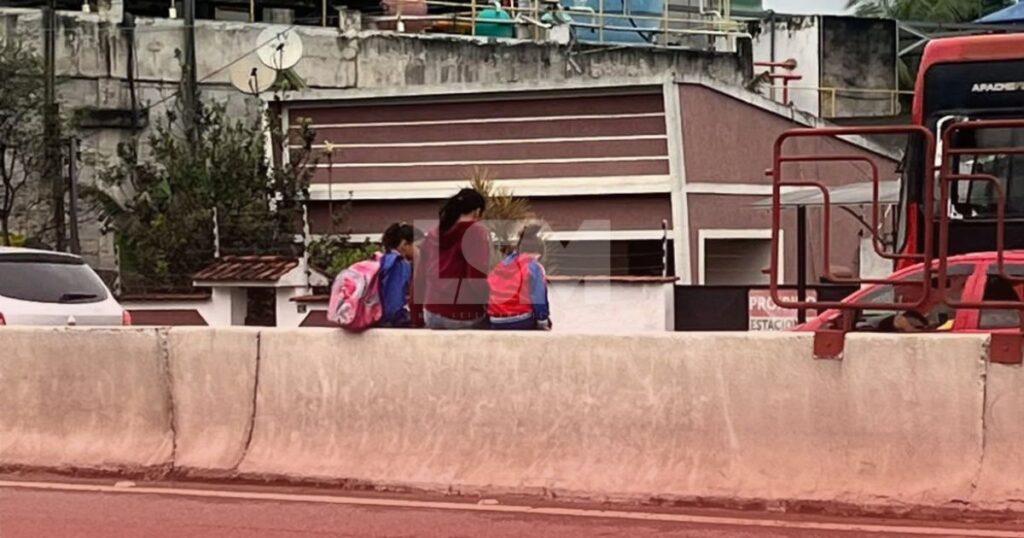 Maricá: Mulher atravessa RJ-106 com duas crianças por baixo da passarela de Itapeba