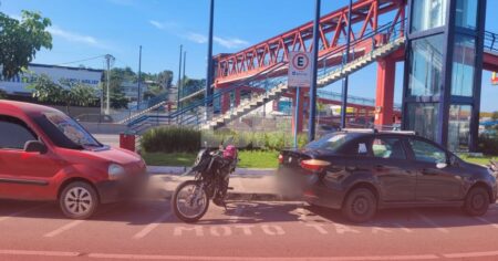 Usuários denunciam carros estacionados irregularmente em vagas para motos em frente ao Hospital Che Guevara, em Maricá