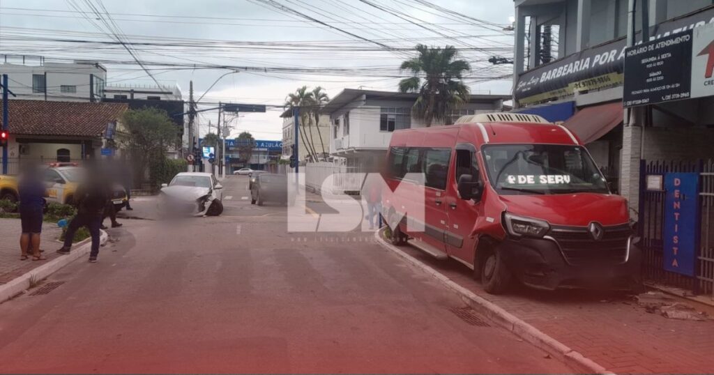 Maricá: Acidente entre carro e van causa trânsito intenso no Centro