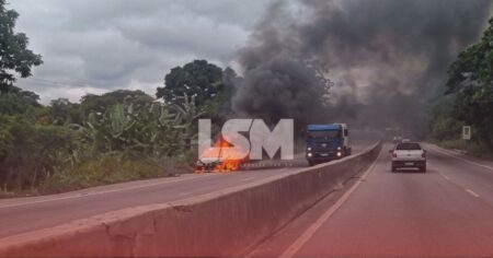 RJ-106: Carro pega fogo, fica destruído e complica trânsito em Inoã