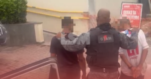 Homens flagrados furtando equipamento em poste são detidos no Centro de Maricá