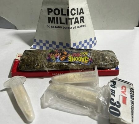 Saquarema: BPRv intercepta dupla em Jaconé e apreende drogas com inscrições do tráfico durante fiscalização na RJ-118